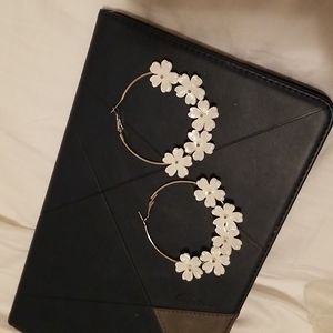 Earrings with delicate flowers